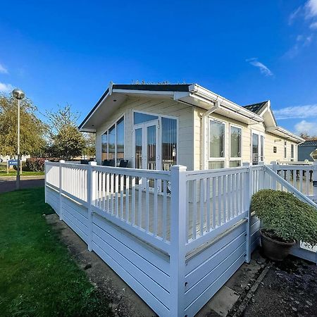 Hotel Stunning Caravan With Decking At Hopton Holiday Park In Norfolk Ref 80023W Great Yarmouth Esterno foto