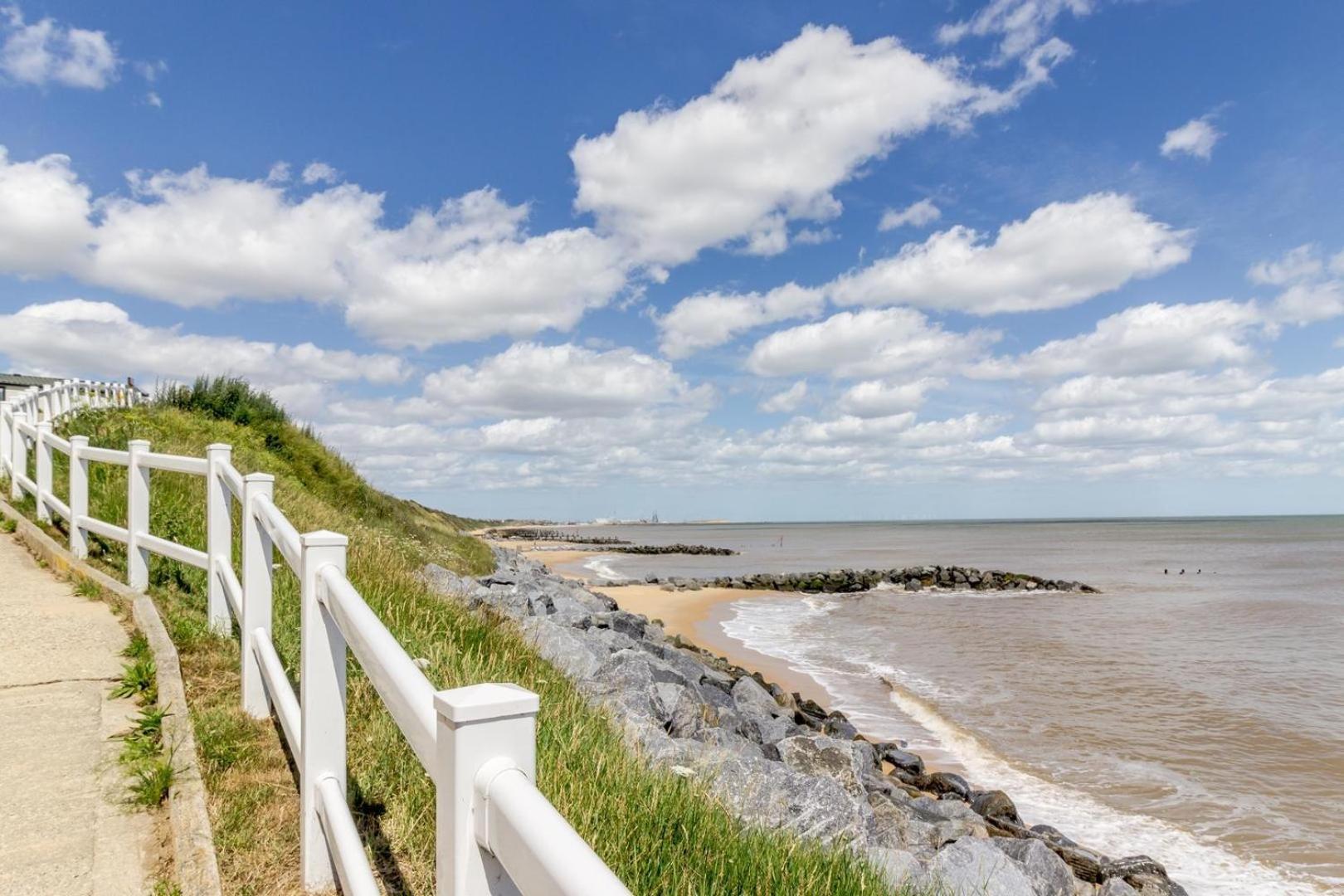 Hotel Stunning Caravan With Decking At Hopton Holiday Park In Norfolk Ref 80023W Great Yarmouth Esterno foto